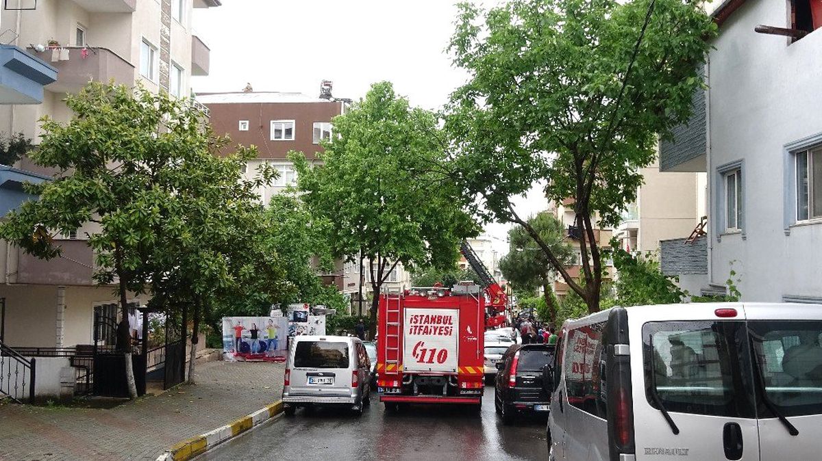 Pendik\'de beş katlı binanın çatısına yıldırım düştü