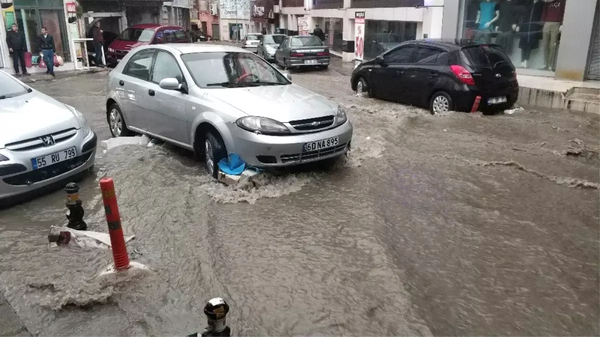 Samsun\'da 10 dakika yağan yağmur iş yerlerini sular altında bıraktı