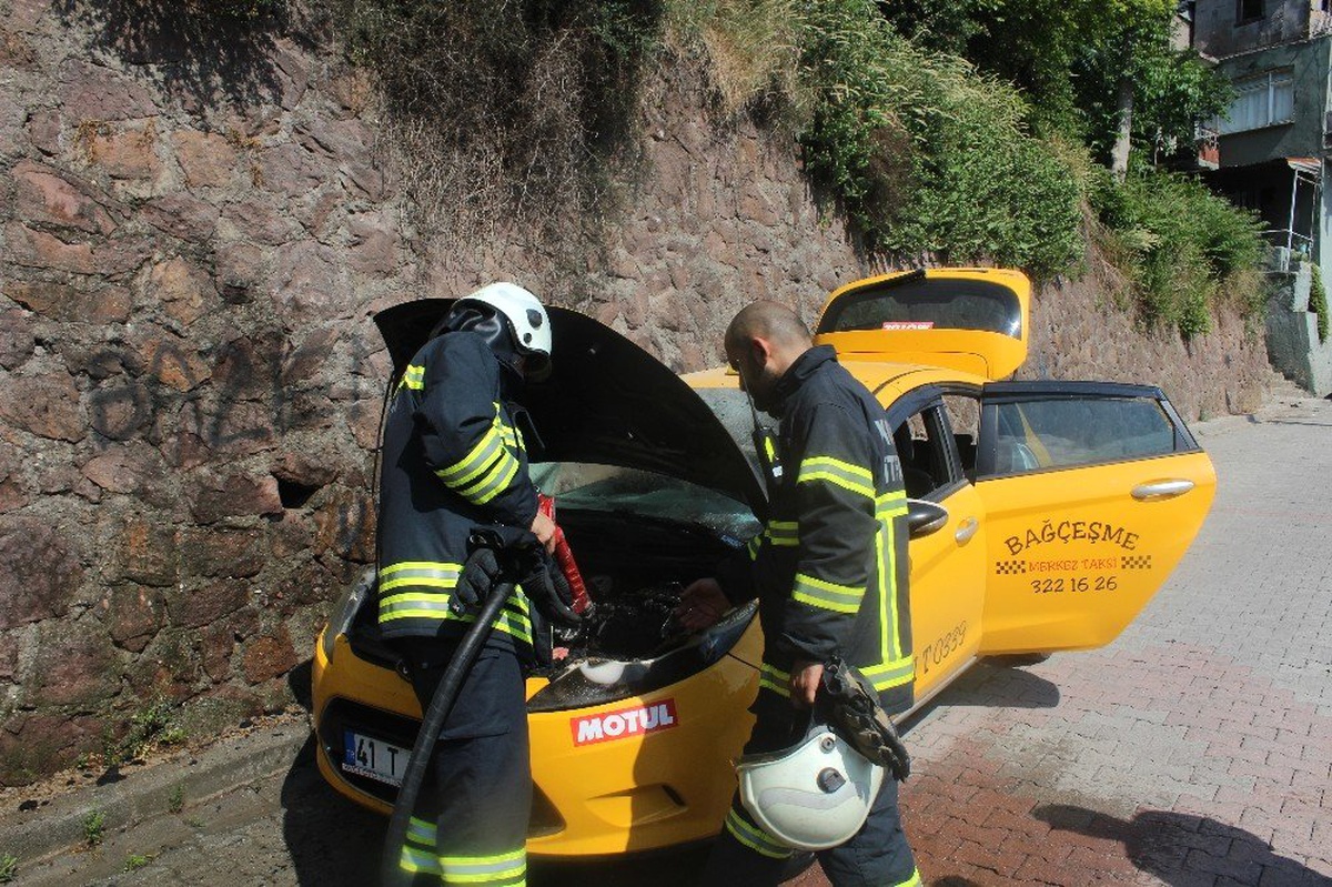 Seyir halindeyken motor kısmı tutuşan taksi paniğe neden oldu