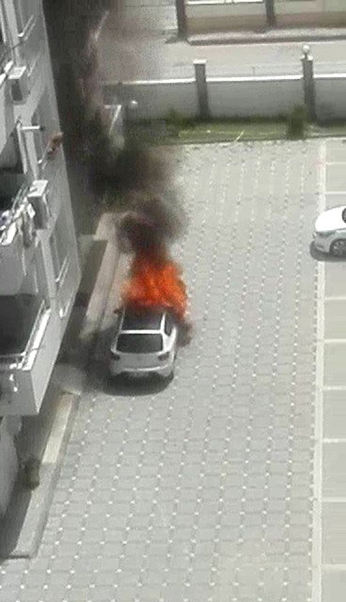 Sitede park halindeki otomobil alev alev yandı