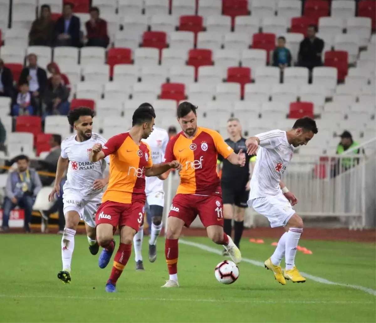 Spor Toto Süper Lig: DG Sivasspor: 2 - Galatasaray: 2 (İlk yarı)