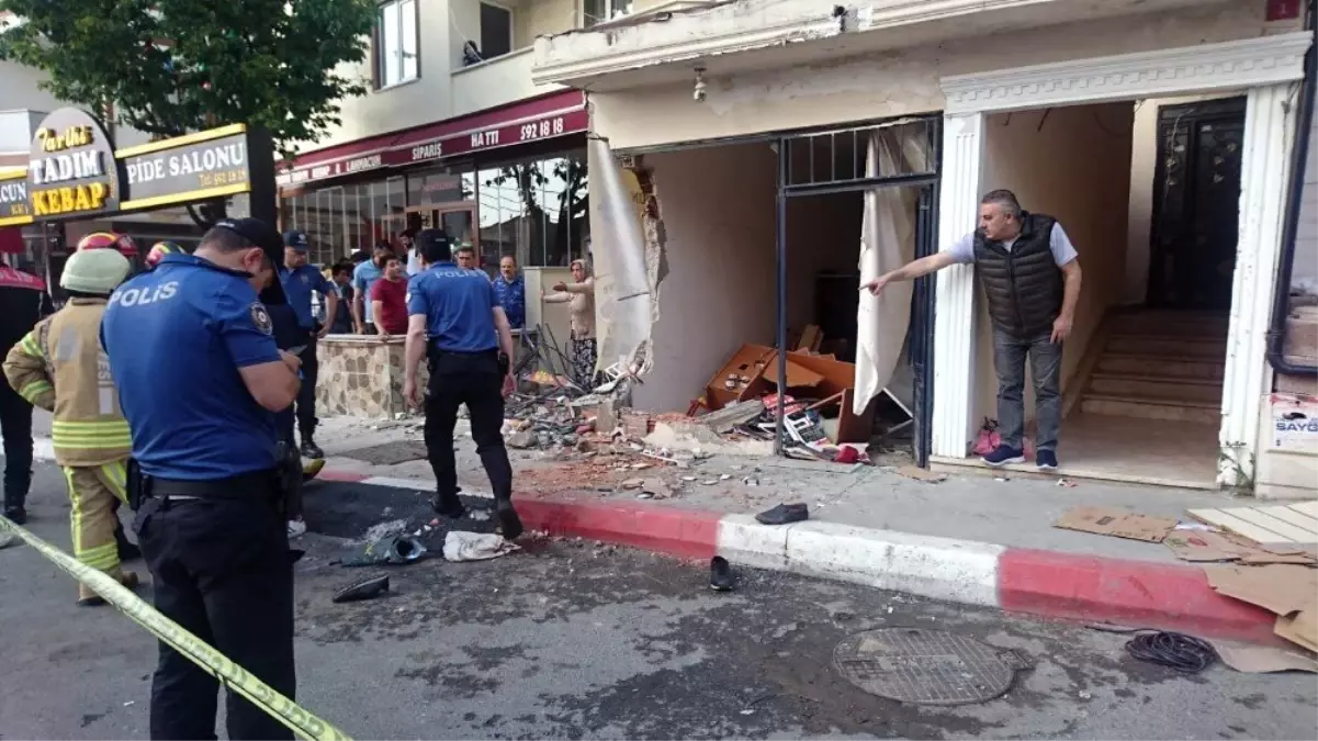 Sultanbeyli\'de kamyonetin 3 yayaya çarptığı feci kaza kamerada
