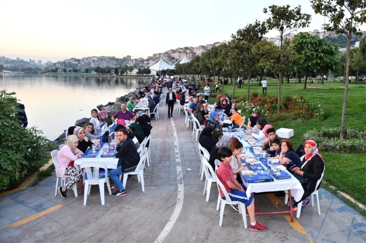 Sütlüce Sahil\'de kurulan gönül sofraları yüzlerce kişiyi ağırladı