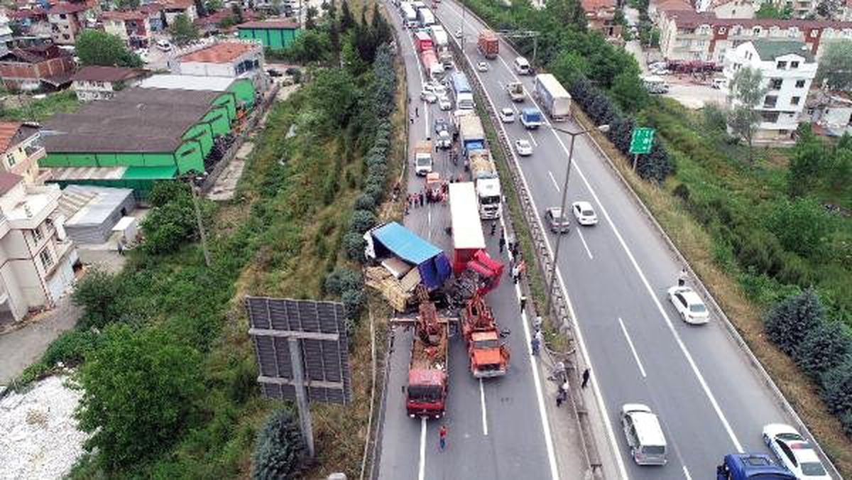 TEM\'de TIR, kamyona çarptı; Ankara yönü ulaşıma kapandı