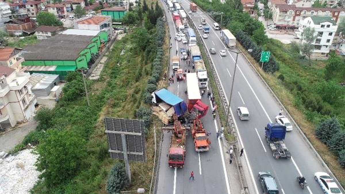 TEM\'de TIR, kamyona çarptı; Ankara yönü ulaşıma kapandı (2) - Yeniden