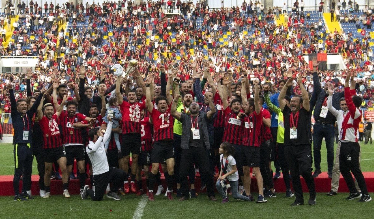TFF 2. Lig\'e yükselen Van Büyükşehir Belediyespor kupasını aldı