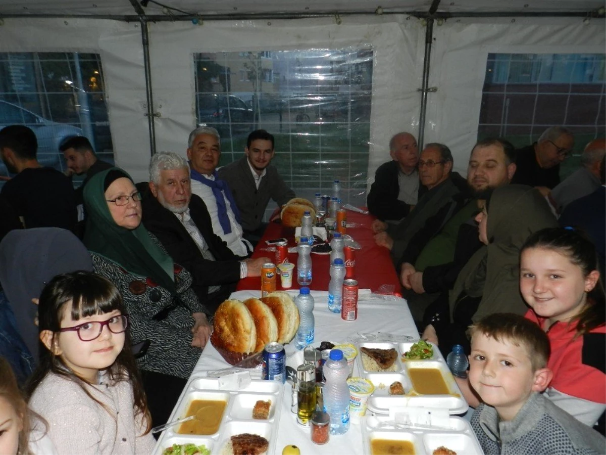 Türk askeri vatandan uzakta iftarını Kosova halkıyla birlikte açıyor