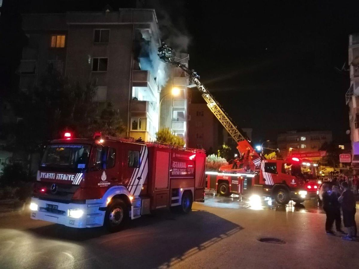 Tuzlada bir binanın beşinci katında yangın çıktı
