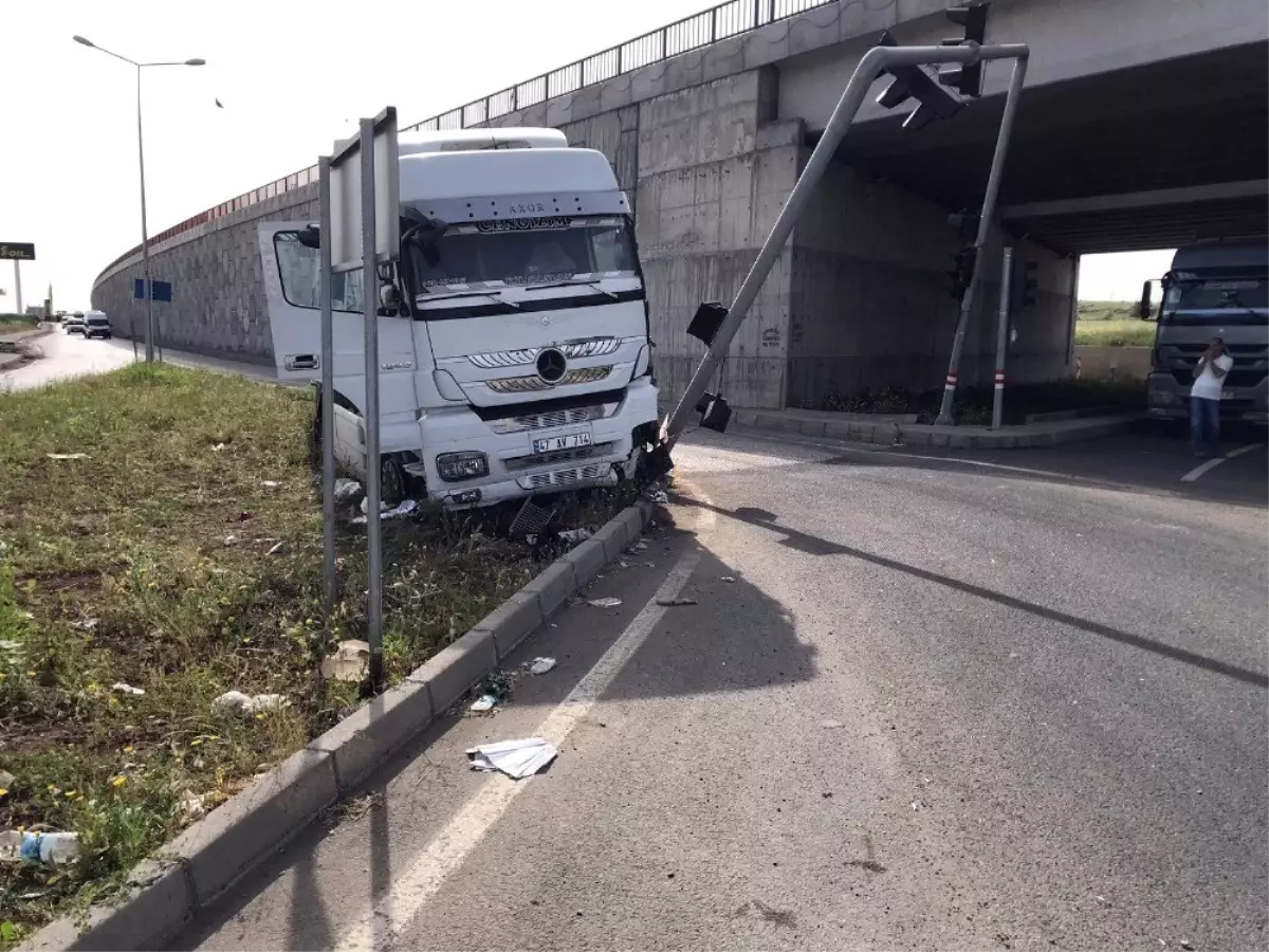 Uyuklayan şoför trafik ışıklarına çarptı