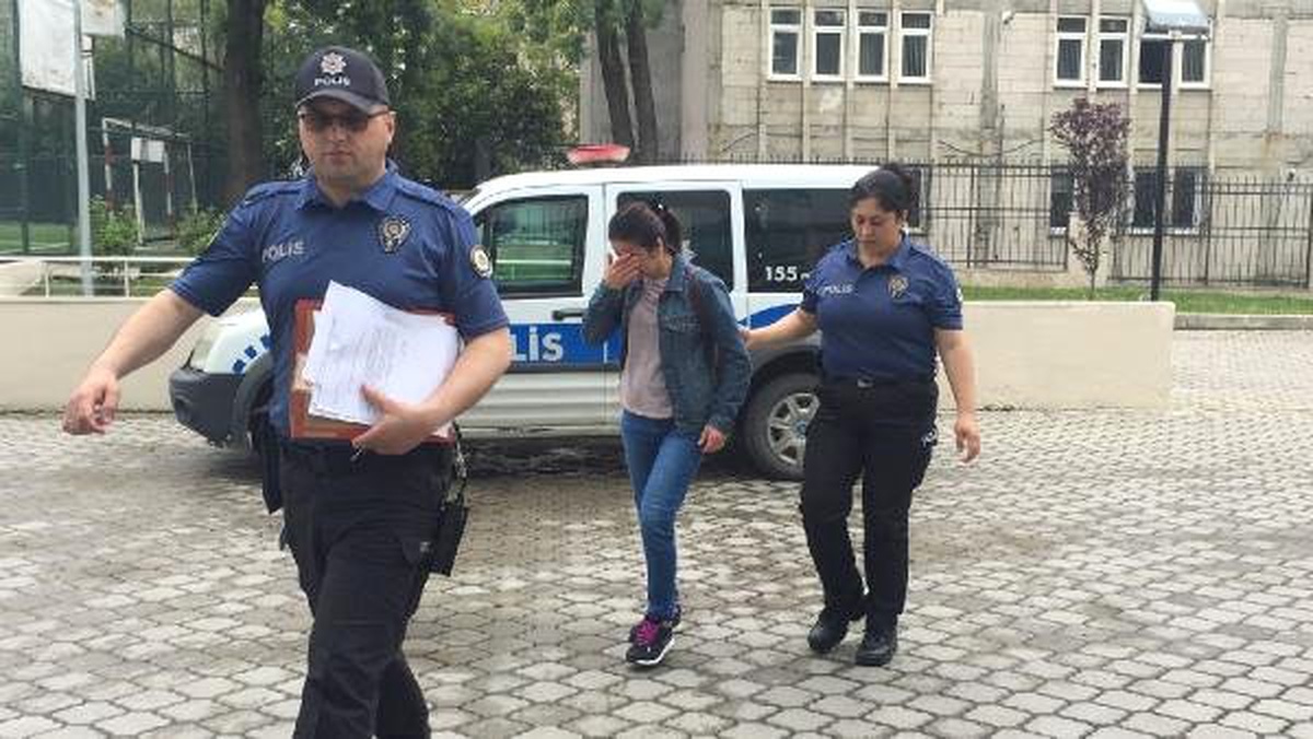 Uzaklaştırma kararı olan kocasını eve gelince bıçakladı