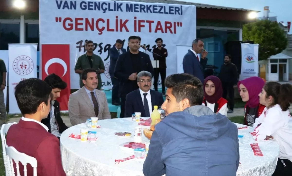 Vali Bilmez gençlerle iftar yaptı