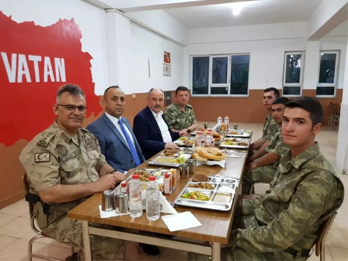 Vali Coşkun Mehmetçikle iftarda buluştu