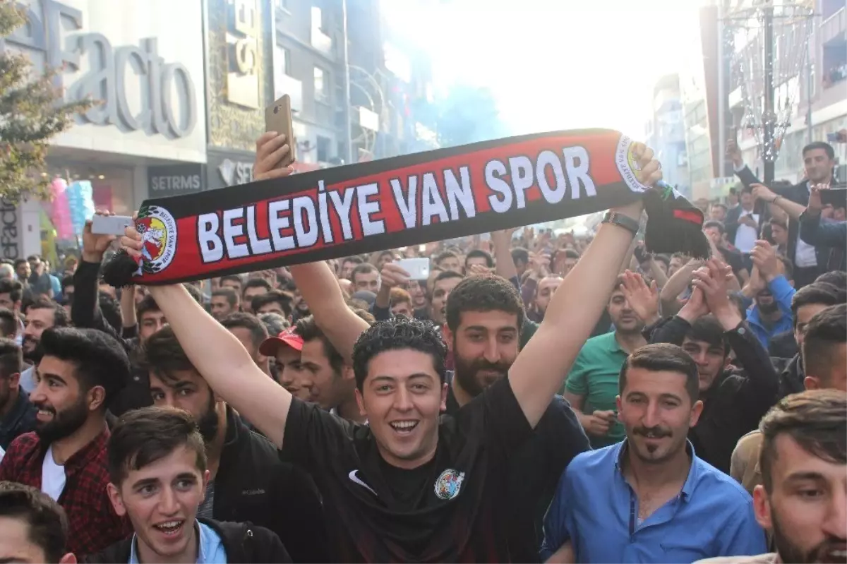 Vanlı taraftarların 2. Lig sevinci