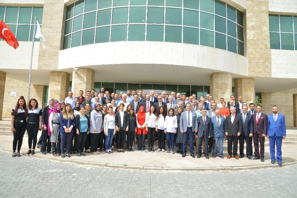 Yeniden atanan Rektör Karakaya, üniversite personeli tarafından karşılandı