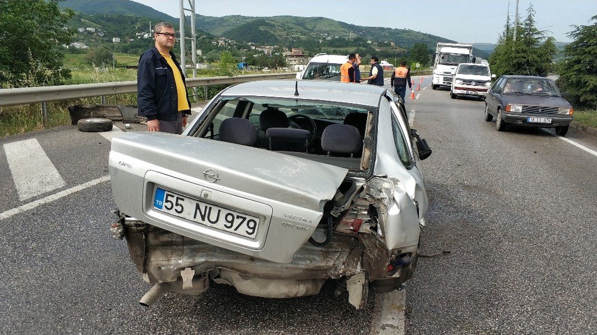 Yoldan çıkan otomobil yön levhasına çarptı: 1 yaralı