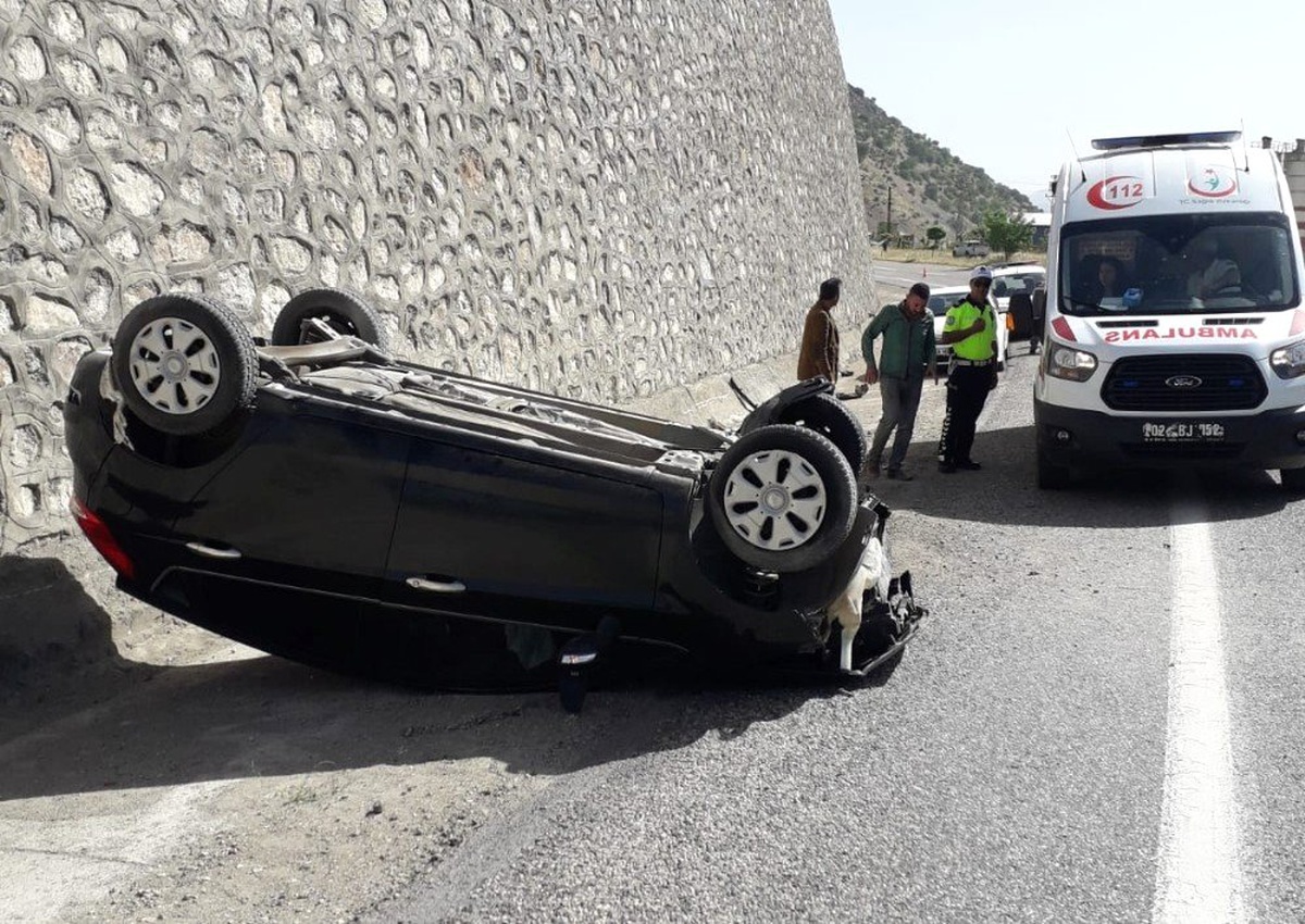 Adıyaman\'da otomobil takla attı: 2 Yaralı