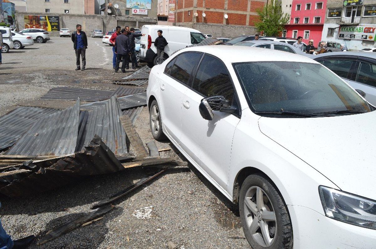 Ağrı\'da şiddetli rüzgar çatıları uçurdu