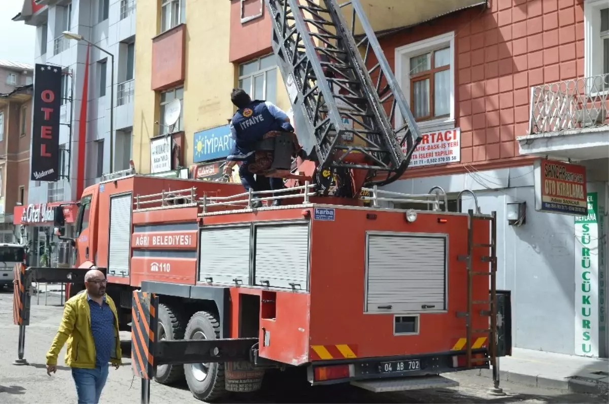 Ağrı\'da şiddetli rüzgar çatıları uçurdu