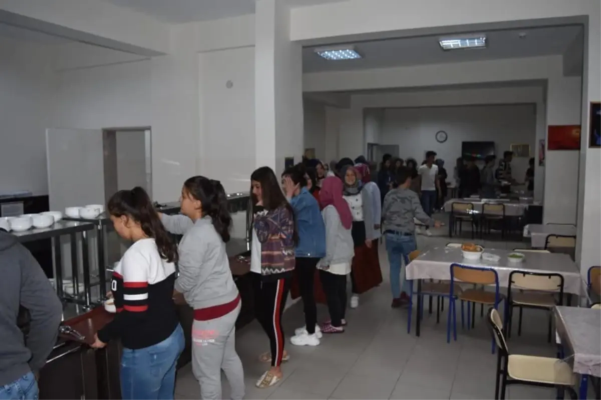 Aslanapa protokolü, Anadolu Lisesi öğrencileriyle iftar yemeğinde buluştu