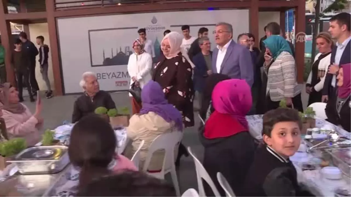 Bakan Selçuk, iftarda vatandaşlarla bir araya geldi