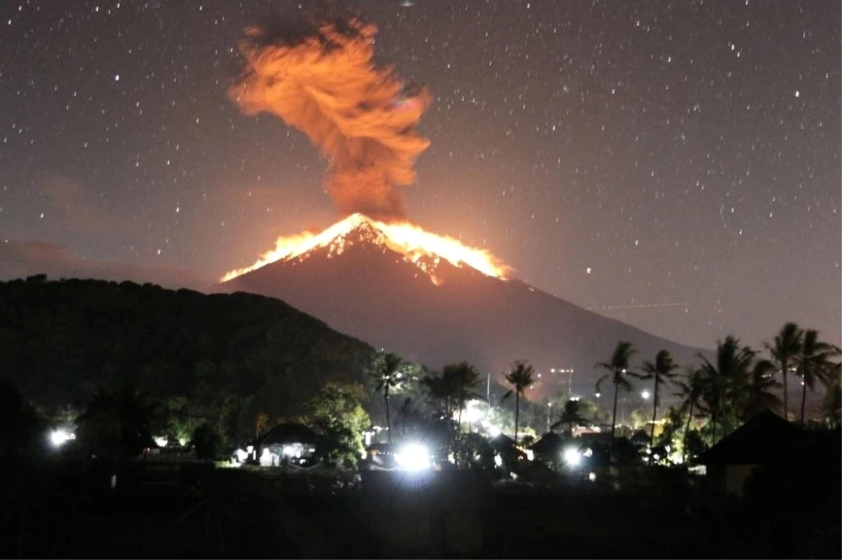 Bali\'deki Agung Yanardağ patladı