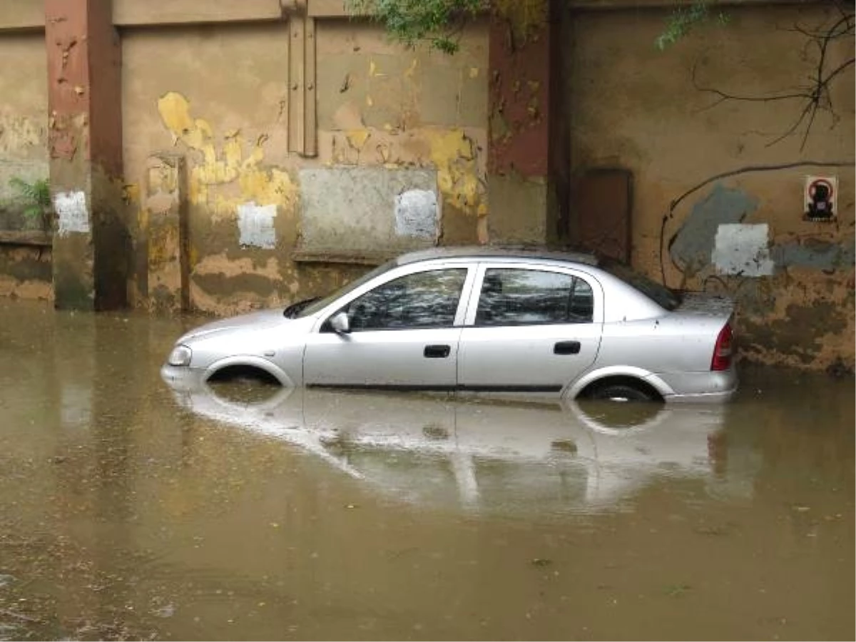 Beykoz\'da araçlar su birikintisinde mahsur kaldı