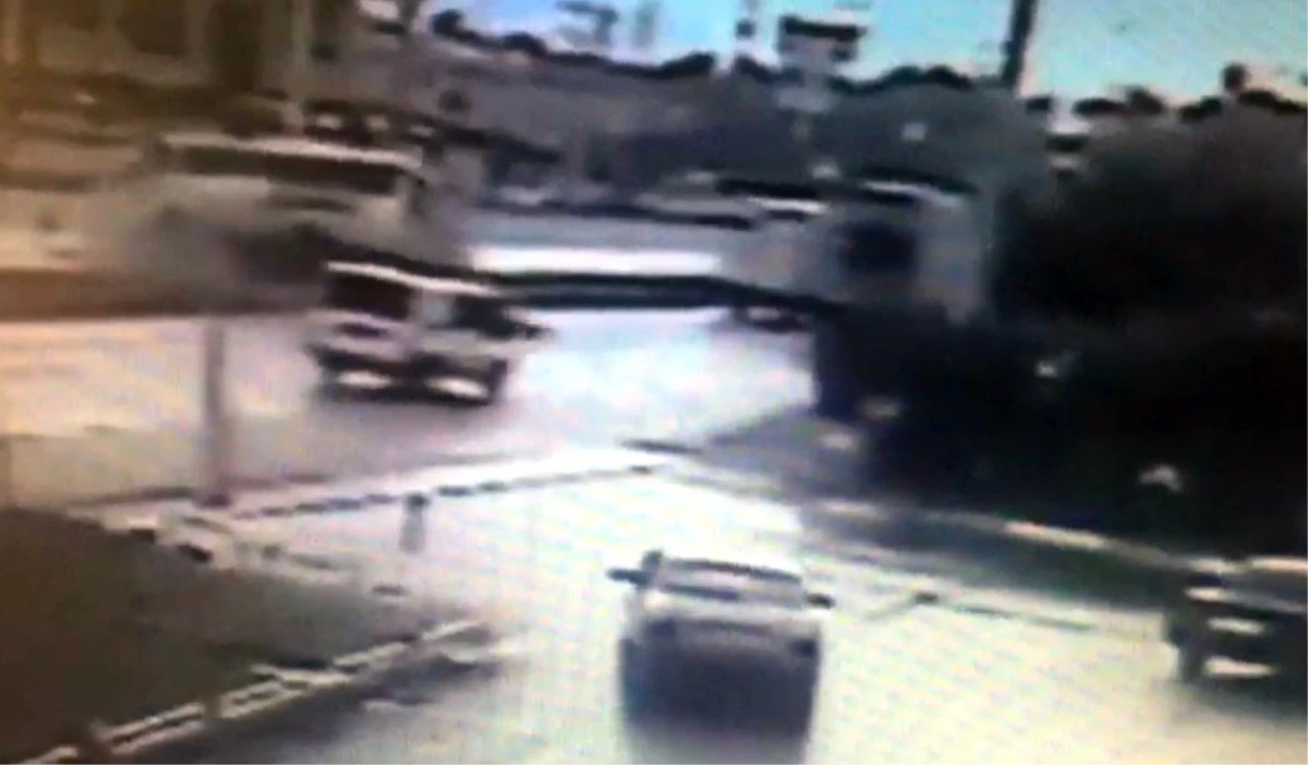 Bursa\'da işçi servisinin devrildiği kaza anı kamerada
