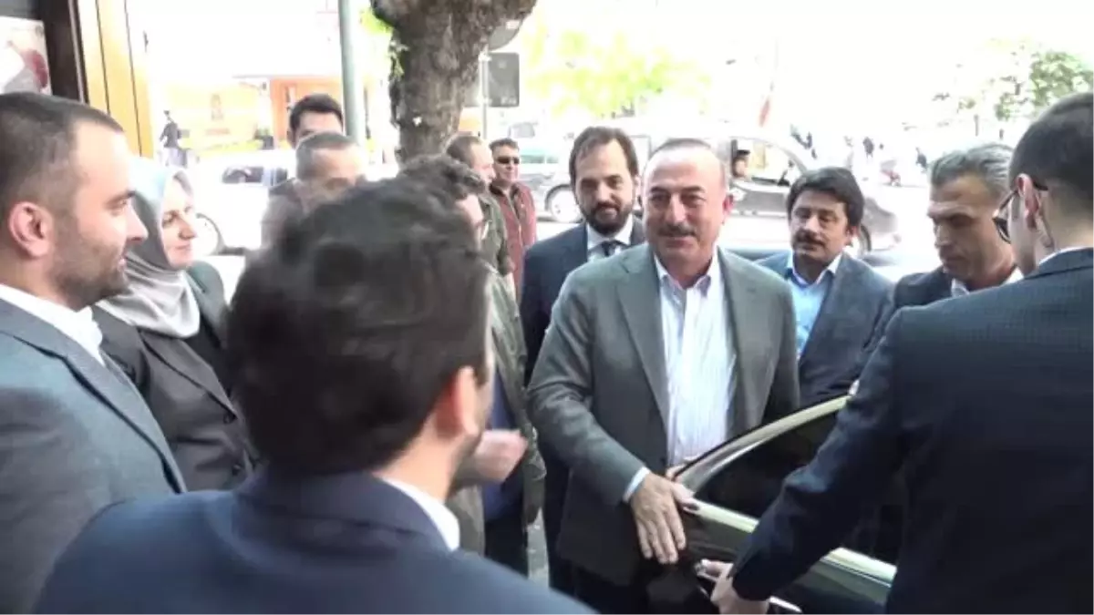 Çavuşoğlu, Kuzguncuk esnafını ziyaret etti