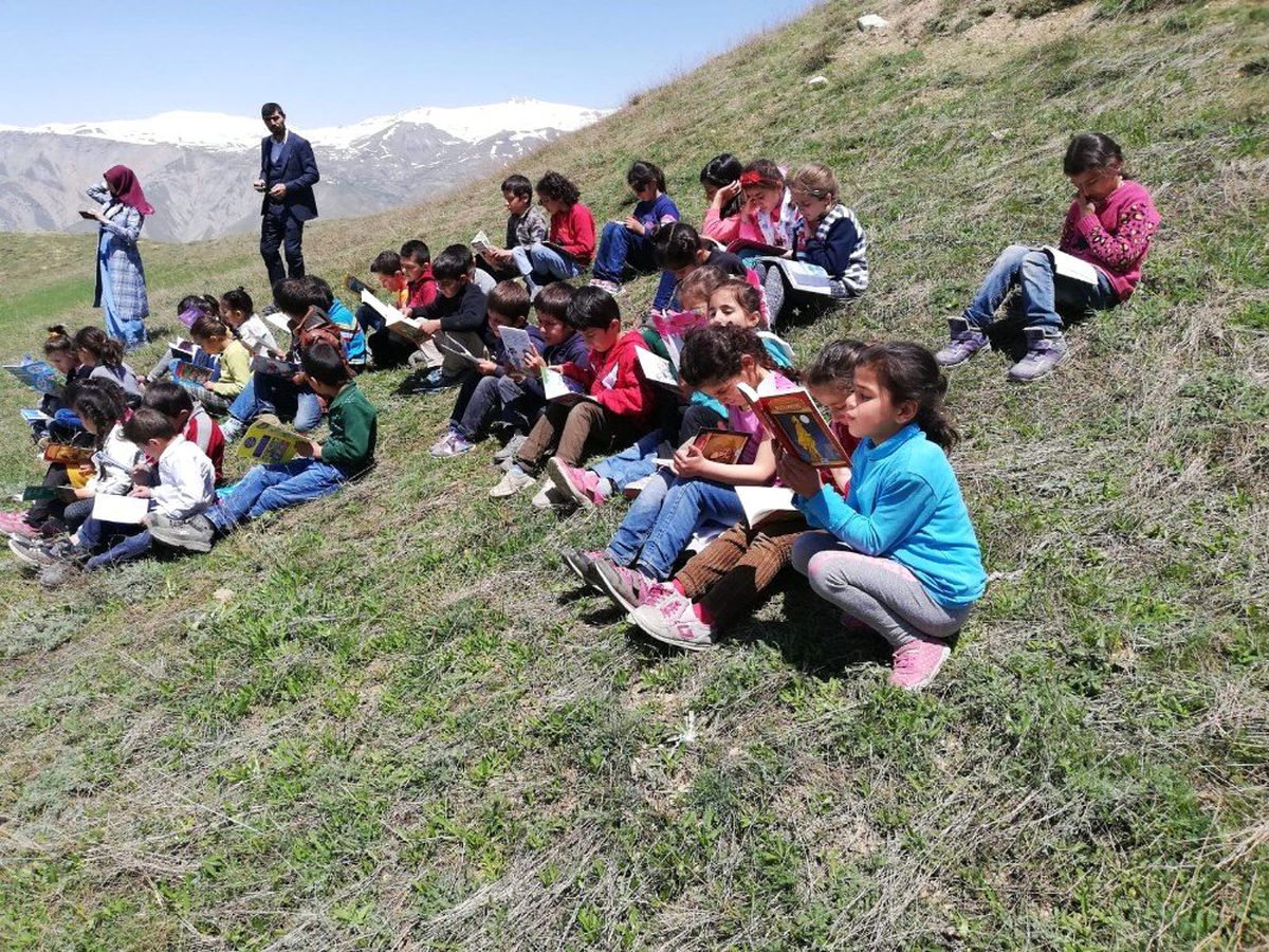 Dağ eteğinde kitap okuma etkinliği