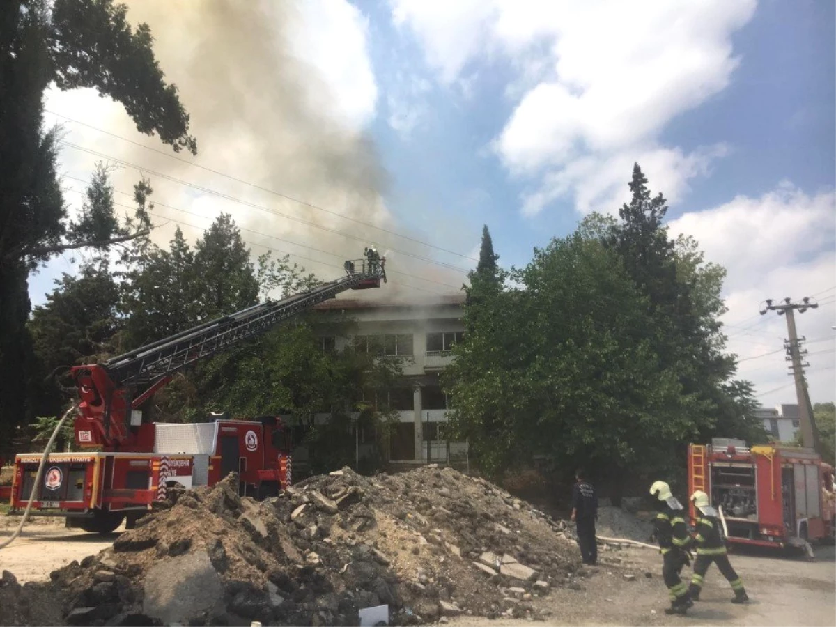 Denizli\'de eski sağlık ocağı binasında yangın