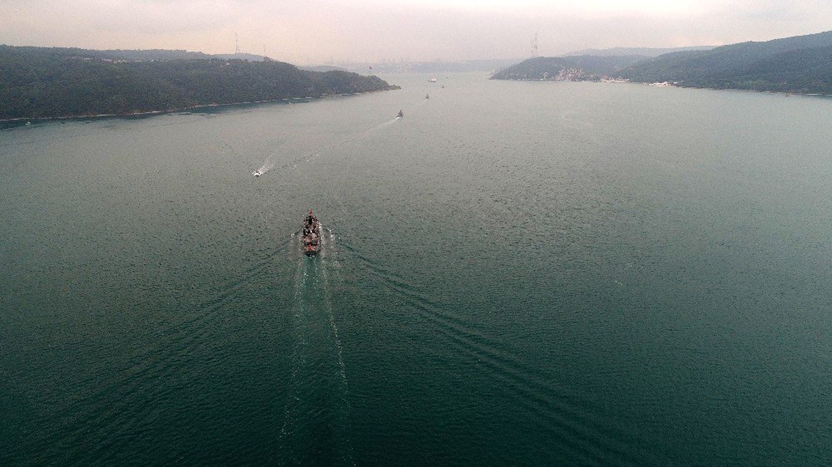 Donanma Gemileri İstanbul Boğazı\'ndan geçiyor