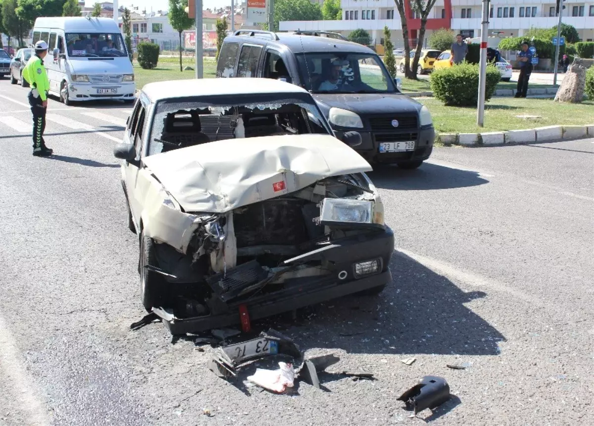 Elazığ\'da trafik kazası: 3 yaralı