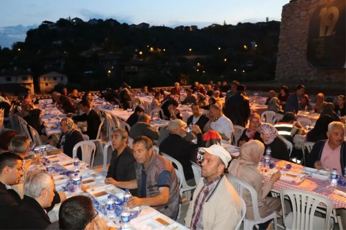 Eski mahalle kültürleri mahalle iftarları ile hatırlanıyor