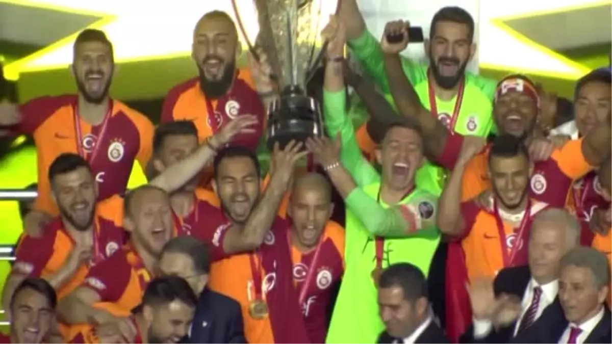 Galatasaray şampiyonluk kupasını aldı