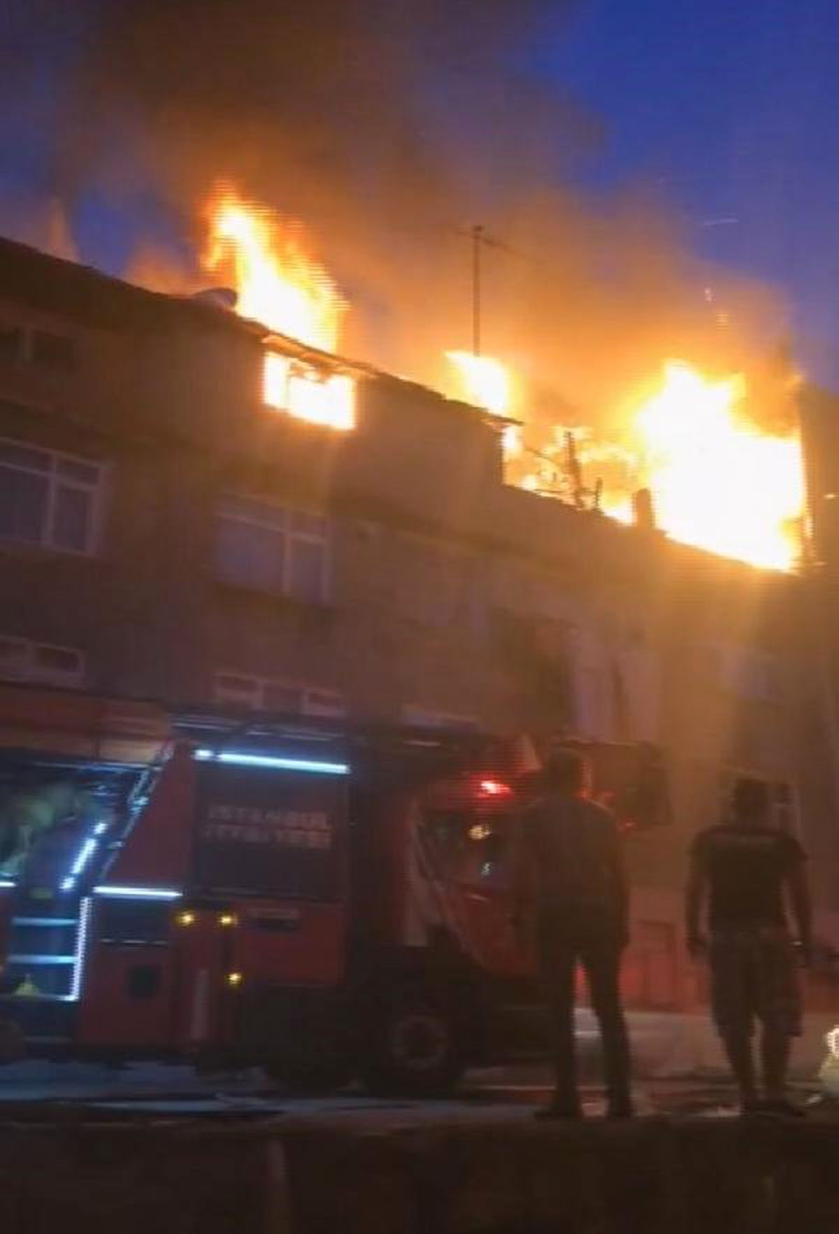Gaziosmanpaşa\'da 4 katlı binada çıkan yangın mahalleliyi sokağa döktü