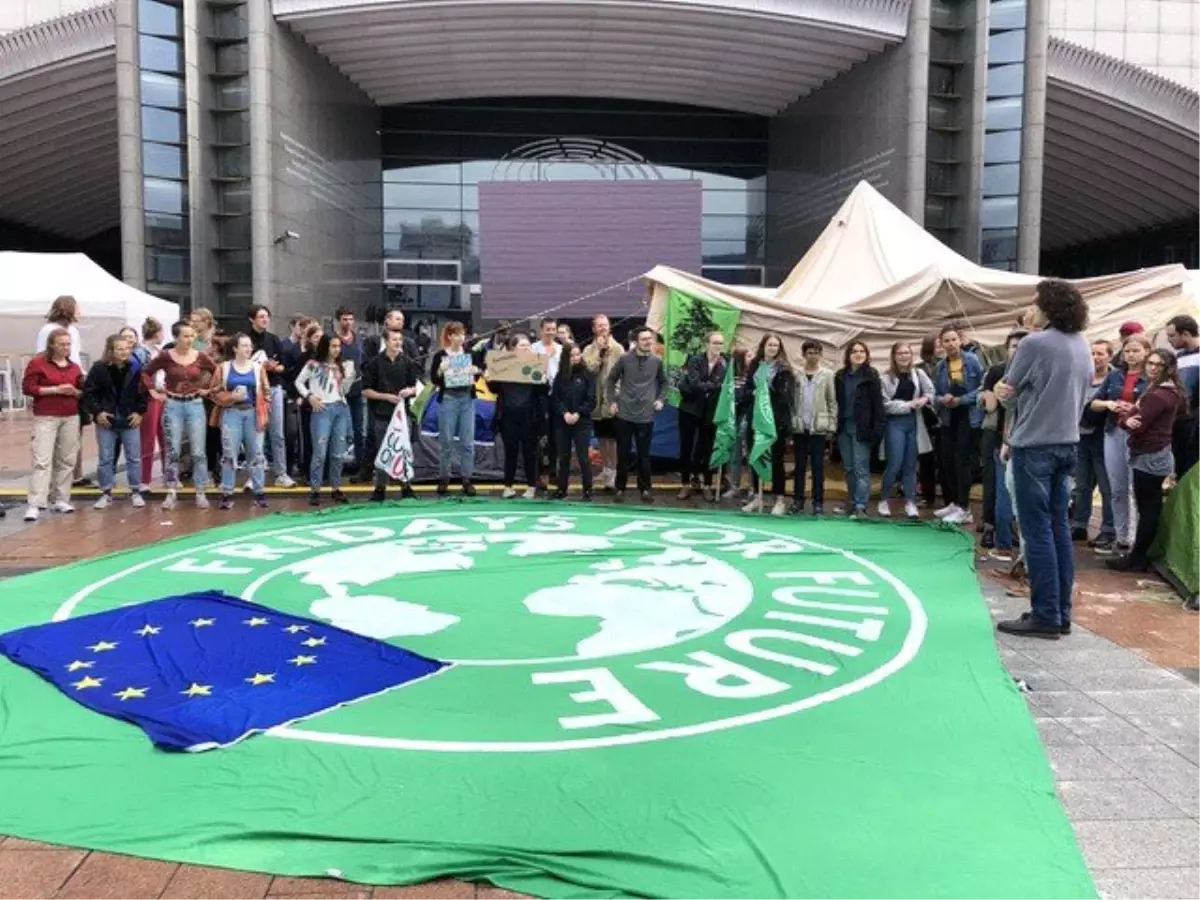 Gençlerden Avrupa Parlamentosu önünde iklim protestosu