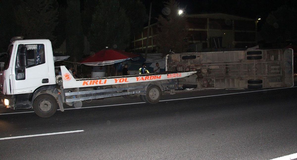 İzmir\'de işçi servisi devrildi: 7 yaralı
