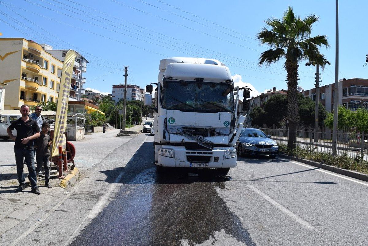 İzmir\'de tır ile kamyon çarpıştı: 1 yaralı