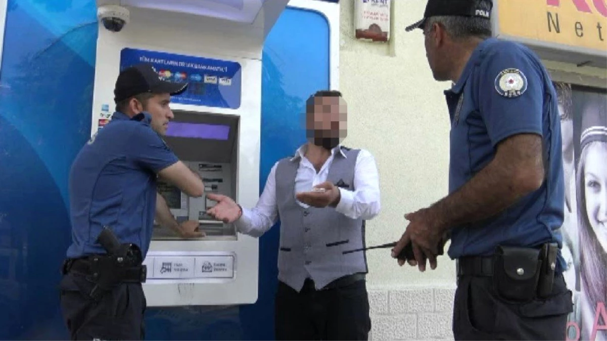 Sinirli Vatandaş, Kira Parasını Yutan ATM\'yi Yumrukladı