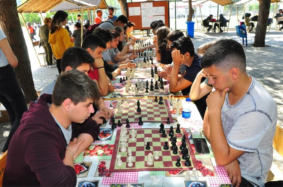 Manisa\'da satranç turnuvası ödülleri sahiplerini buldu