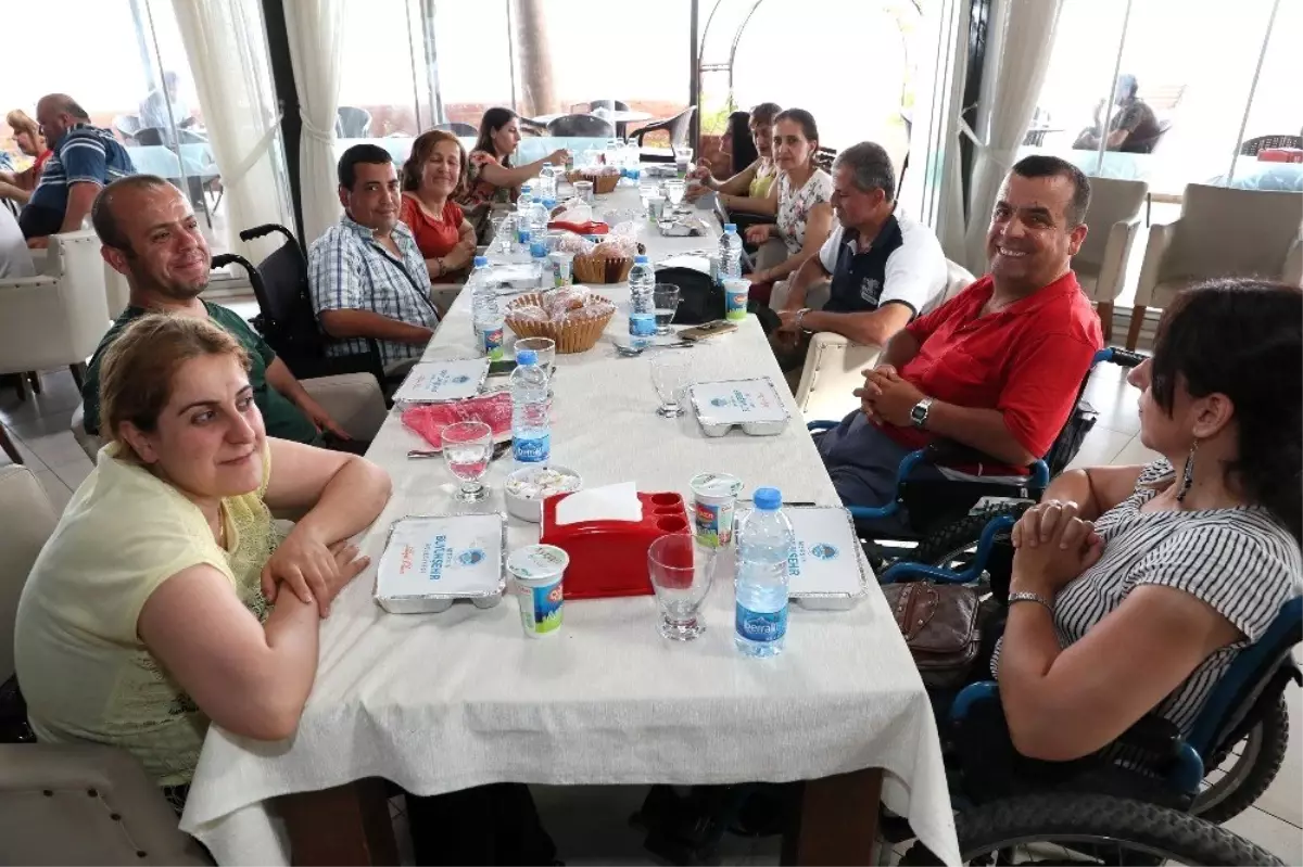 Mersin Büyükşehir Belediyesi, Hataylı engellileri yemekte ağırladı