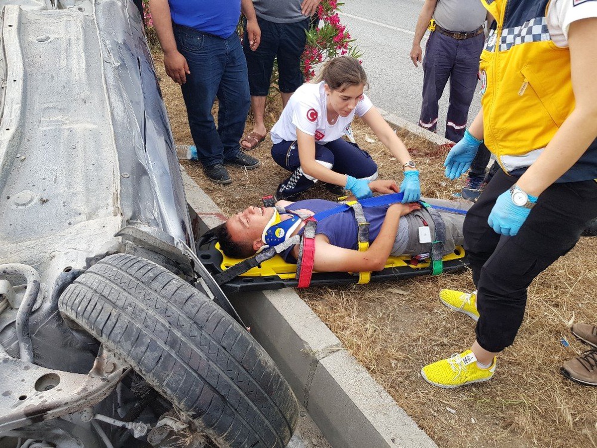 Motosiklete çarpmamak için refüje çarpıp 50 metre takla attı: 4 yaralı
