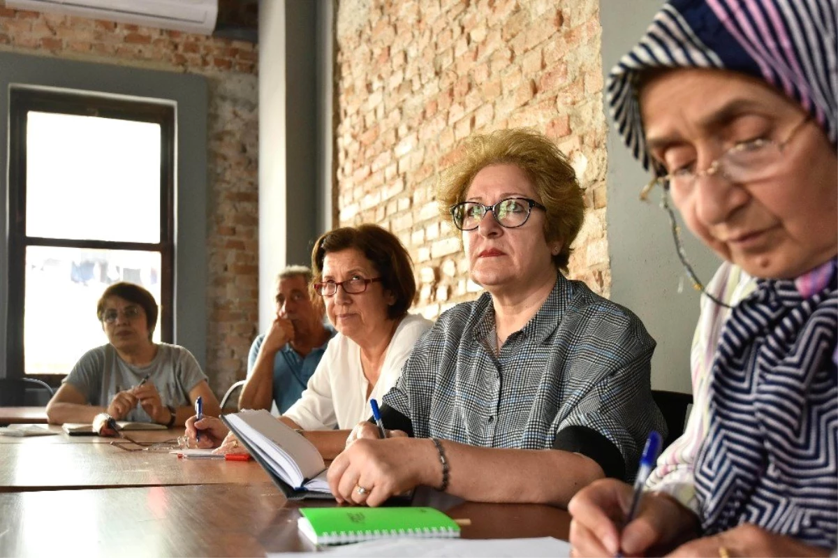 Muratpaşa Belediyesi\'nden yaşlılara İngilizce kursu