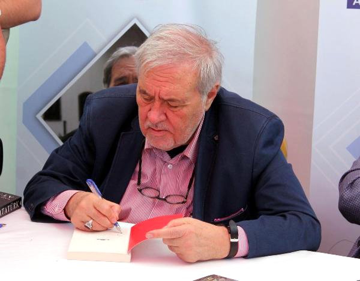 Ortaylı\'ya kitap imzalatmak isteyenler kuyruk oluşturdu