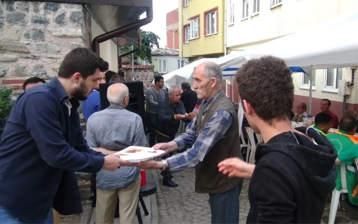 (Özel) Bin 500 kişinin karnı Somuncu Baba iftarında doydu