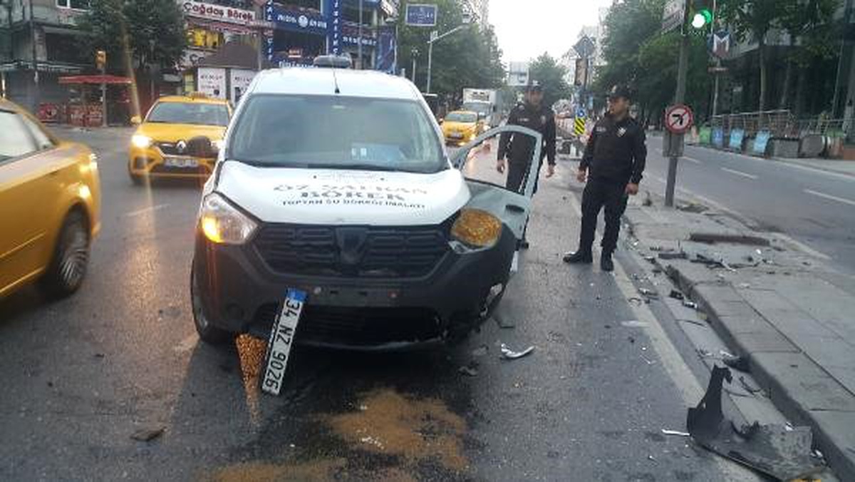 (Özel Haber) - Taksi ve otomobil kafa kafaya çarpıştı: 3 yaralı