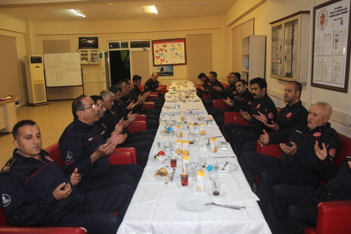 (ÖZEL) Herkes ailesiyle sahur yaparken onlar hayat kurtarıyor