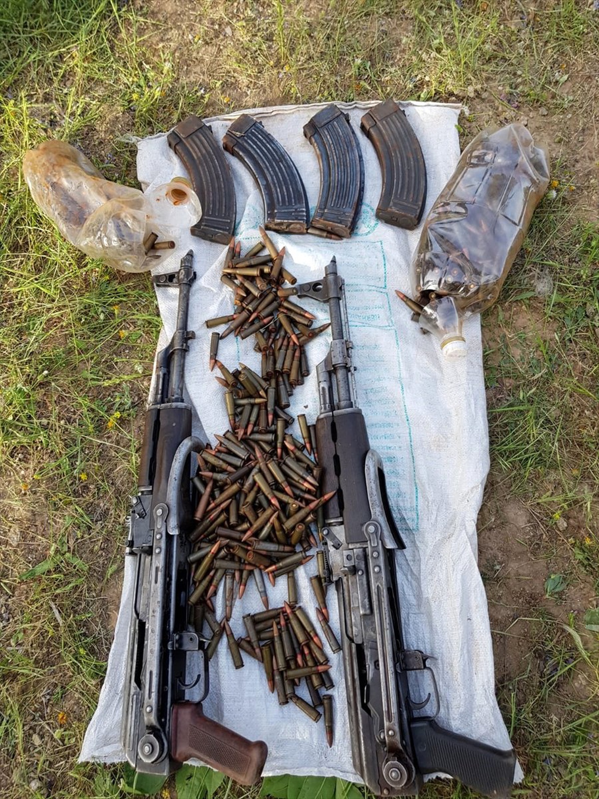 PKK\'lı teröristlerin toprağa gömdüğü silahlar bulundu