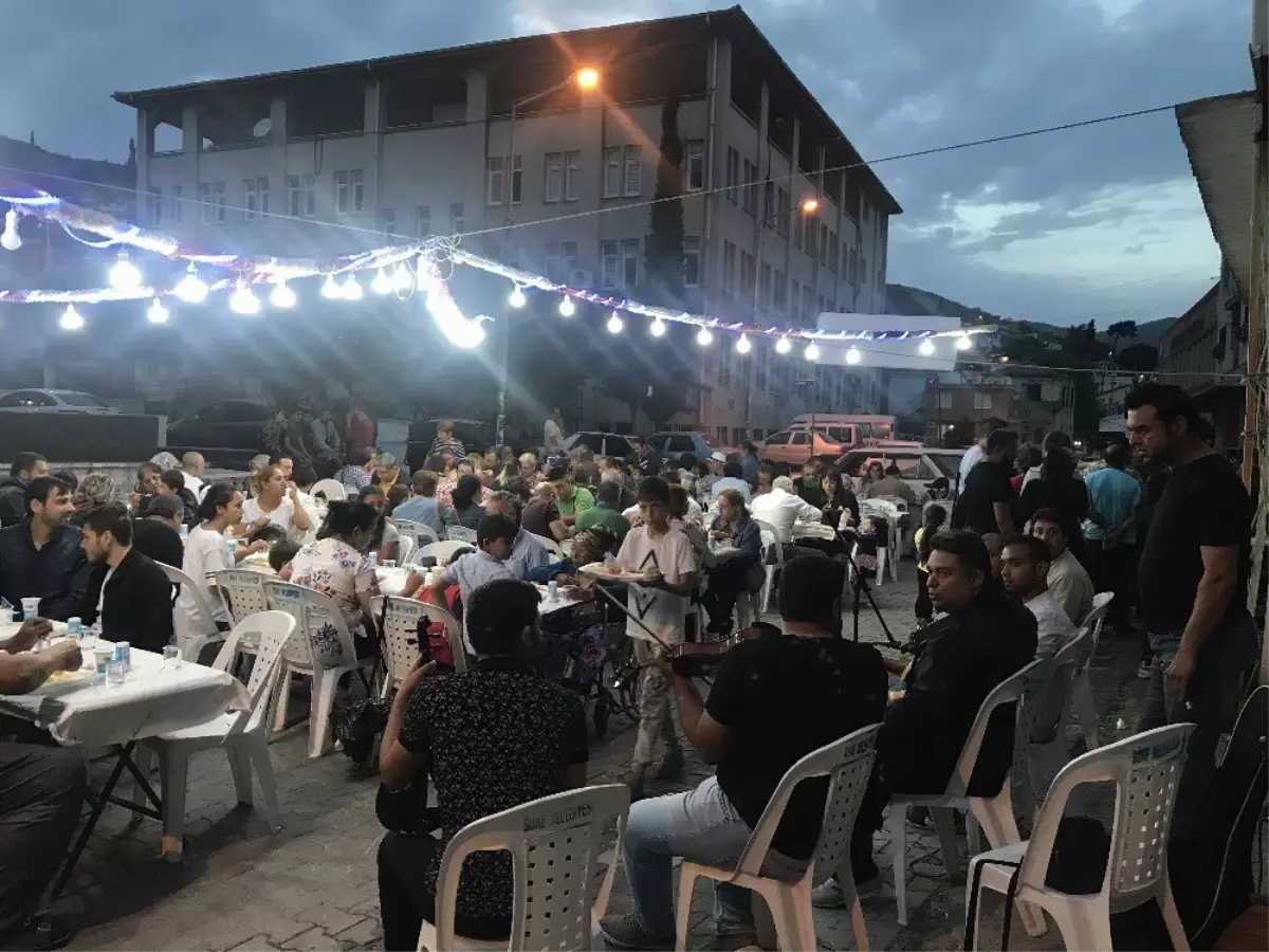 Romanlar birlikte iftar yaptı