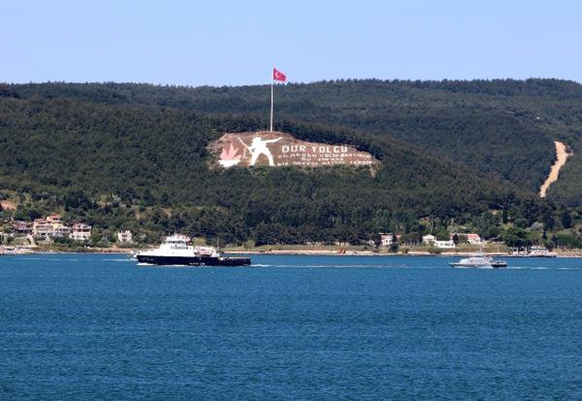 Rus askeri botu, çekilerek Çanakkale Boğazı\'ndan geçti